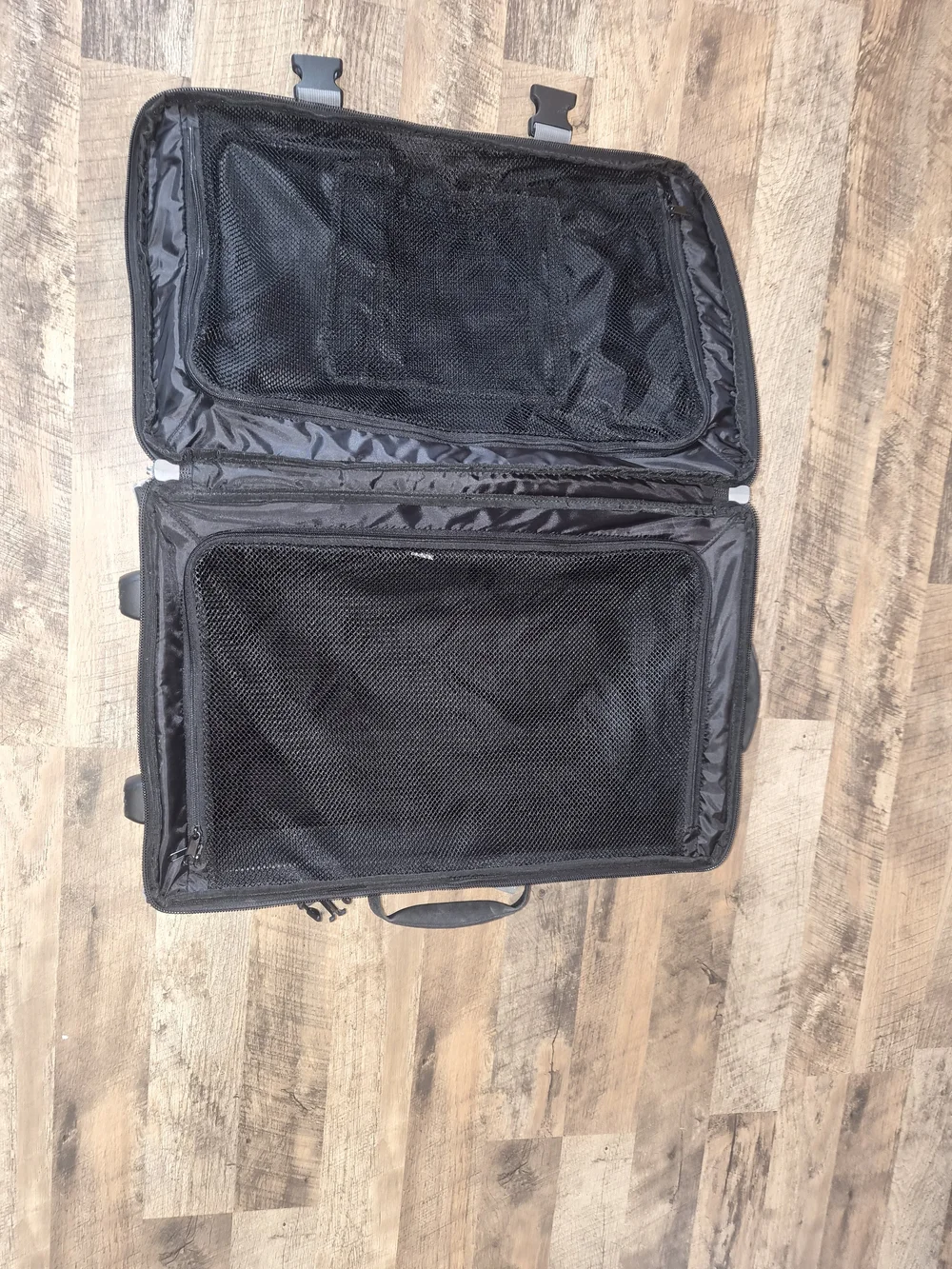 Oakley Roller Luggage 14×21×7 inches